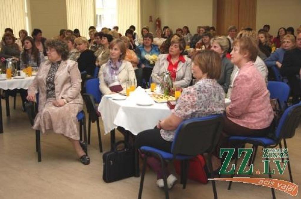 Uz radošo darbu svētkiem pulcējās vairāk nekā pussimts Jelgavas pedagogu.
Autors: Krišjānis Grantiņš.