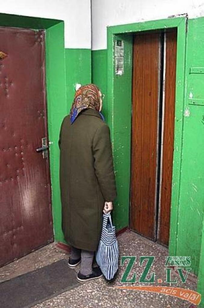 Ieilgušais konflikts novedis pie tā, ka mājas iedzīvotāji spiesti ceļu uz mitekļiem mērot kājām.
Autors: Agris Samcovs.