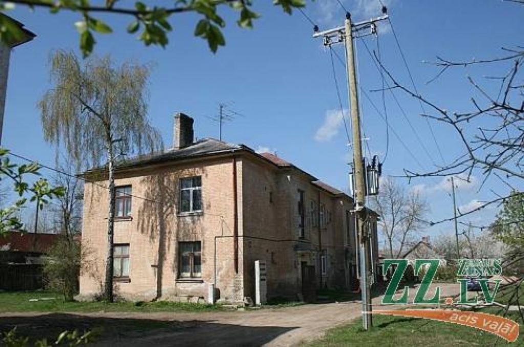 Garozas ielas 66. un 68.ēkas mitekļu saimnieki teic, ka apsaimniekotājs nav darījis itin neko, lai ierīkotu jaunu elektroenerģijas piegādes sistēmu. Kaut arī jau divus gadus pie mājām «Latvenergo» uzlicis stabus ar iespēju «pievilkt» ēkām elektrību, apsaimniekošanas uzņēmums šos darbus neesot organizējis.
Autors: Agris Samcovs.