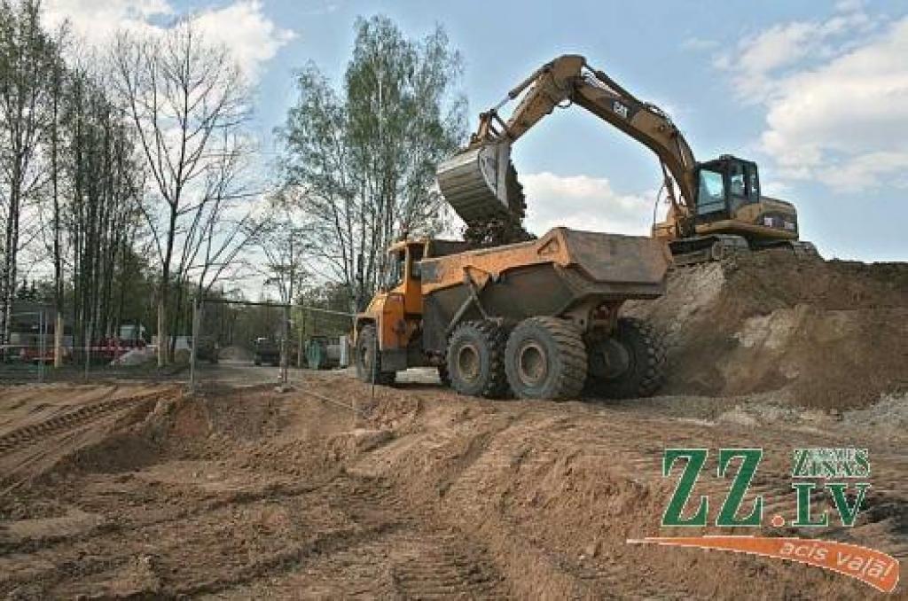 Pārlielupē ierastā nomales klusuma vairs nav, te sākušies multifunkcionālā sporta kompleksa būvniecība darbi.
Autors: Agris Samcovs.