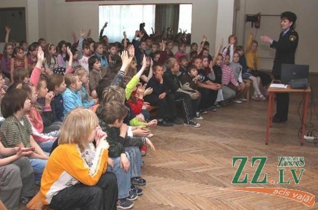 «Nevajadzētu nēsāt uz skolu zeltlietas, un arī mobilie telefoni nav jāizliek visiem apskatei,» tiekoties ar skolēniem, skaidro Tatjana Flandere.
Autors: Krišjānis Grantiņš.