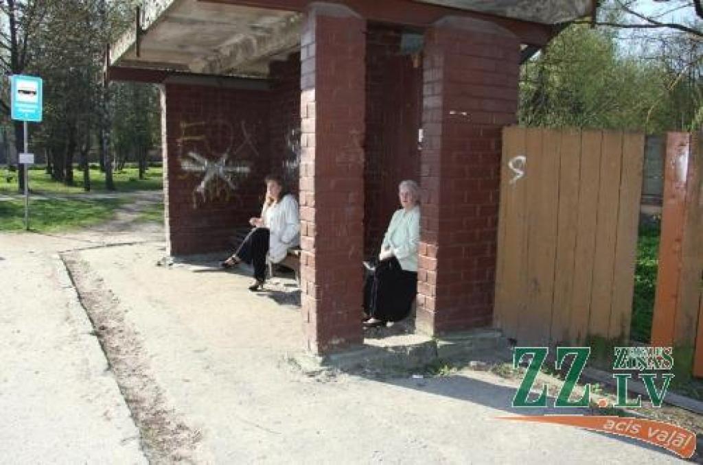 «Tāda ir mūsu pilsētas vizītkarte!» - šādi par pieturvietu 4.autobusa galapunktā saka jelgavniece Ozoliņas kundze.
Autors: Krišjānis Grantiņš.
