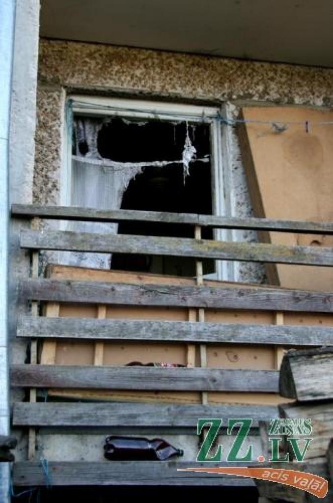 Eksplozija izsitusi dzīvokļa logus, bet vismaz šobrīd šķiet, ka ēkas konstrukcijas nav nopietni bojātas.
Autors: Inga Karlinska.
