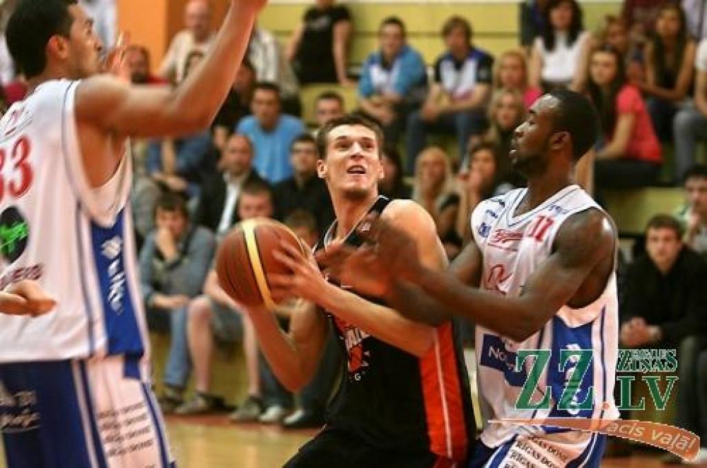 Uzbrukumā dodas Mārtiņš Berķis.
Autors: Agris Samcovs.