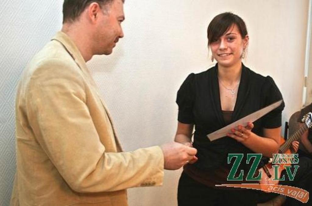 SIA «NDD» vadītājs Nauris Karelis apbalvo Dinu Ivanovu.
Autors: Agris Samcovs.