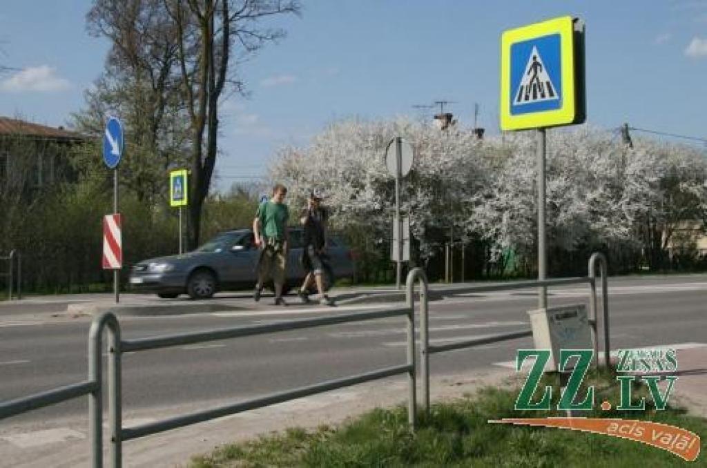 Gājēju pāreju Rīgas un Institūta ielu krustojumā skolēni minējuši kā vienu no bīstamākajām vietām.
Autors: Inga Karlinska.