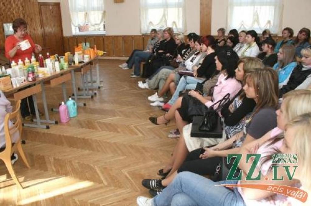 Jelgavas Amatu vidusskolas topošie frizieri klausās uzņēmējas Edītes Krūmiņas stāstījumā par pieredzes apmaiņas braucienu uz Taizemi.
Autors: Agris Samcovs.