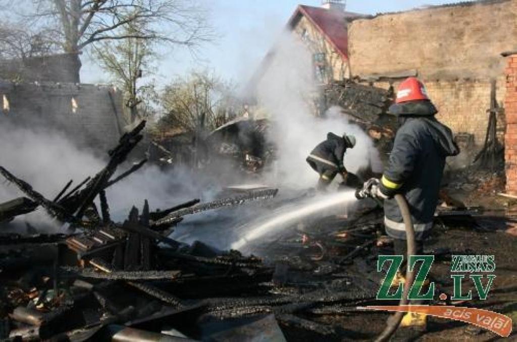 No septiņiem šķūnīšiem pāri palika vien krāsmatu kaudze.
Autors: Inga Karlinska.