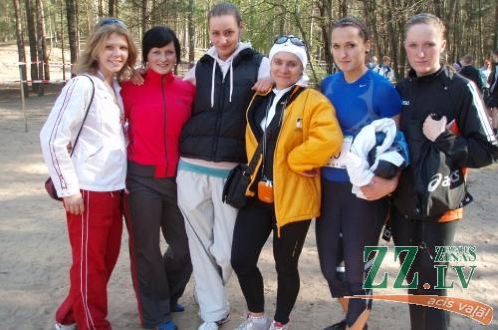 Jelgavas 1.ģimnāzijas meiteņu komandas dalībnieces ar sporta skolotāju Santu Lorenci. No kreisās: Santa Strautmane, Raksana Lalajeva, Margarita Muzičuka, skolotāja S.Lorence, Latvijas čempione Inese Nagle, Inga Valdmane.
Autors: No komandas arhīva.