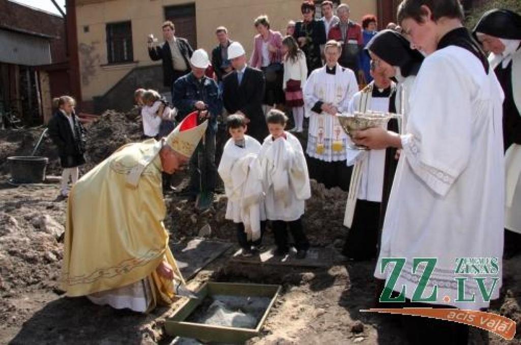 Bīskaps Antons Justs celtniekiem palūdza ķelli un veica dažus simboliskus triepienus ar betona javu.
Autors: Krišjānis Grantiņš.