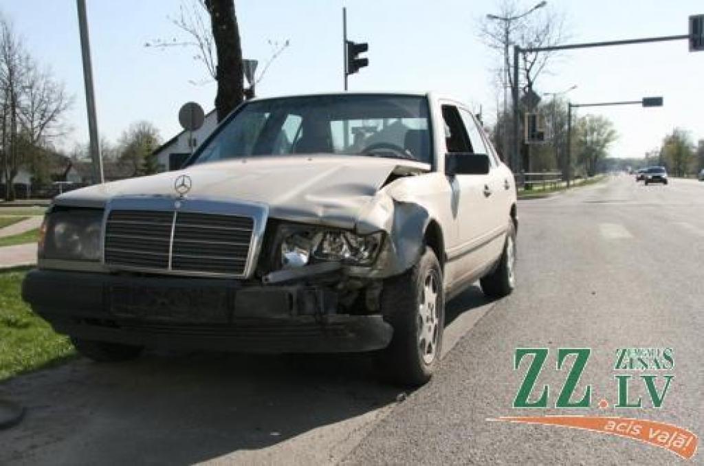 «Mercedes Benz» pie tirdzniecības centra «Valdeka» sestdien bija iesaistīts sadursmē ar «Mitsubishi». Nav izslēgts, ka negadījuma iemesls ir kāda tehniska problēma ar luksoforu.
Autors: Inga Karlinska.