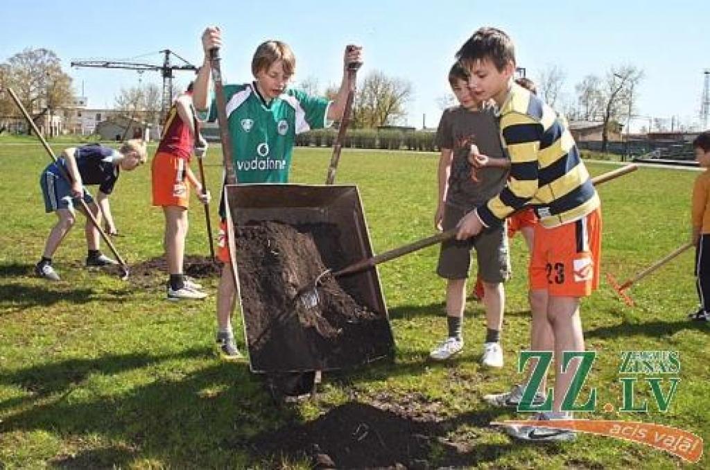 Jaunie futbolisti sestdien futbola bumbu nomainīja pret darbarīkiem.
Autors: Agris Samcovs.