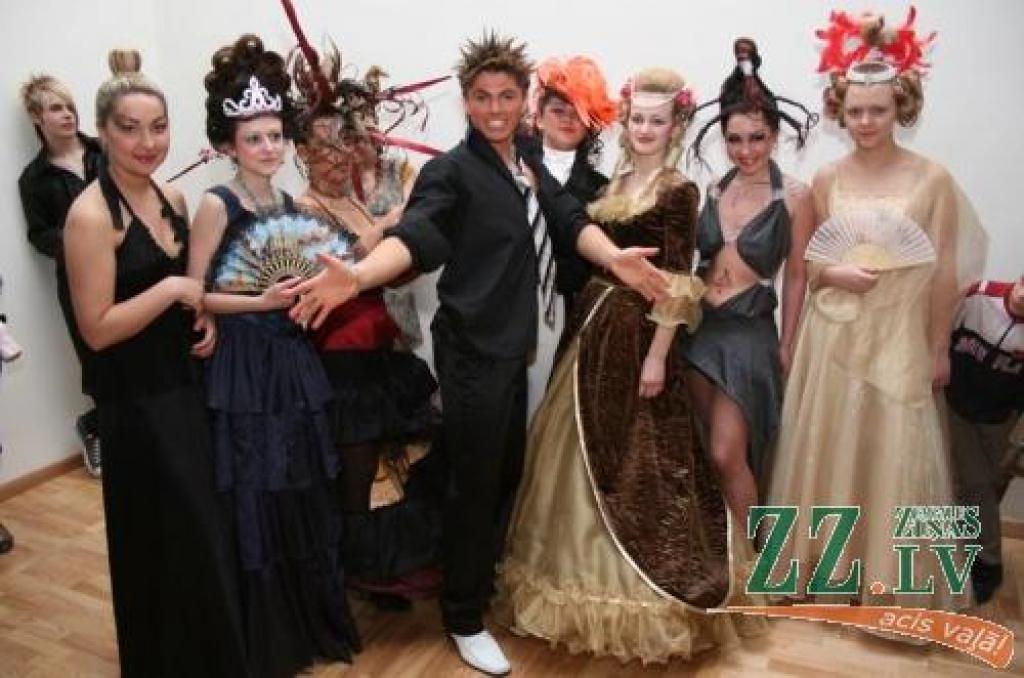 Jelgavas Amatu vidusskolas topošie frizieri ar «Mūsu fantāzijas frizūrām».
Autors: Agris Samcovs.