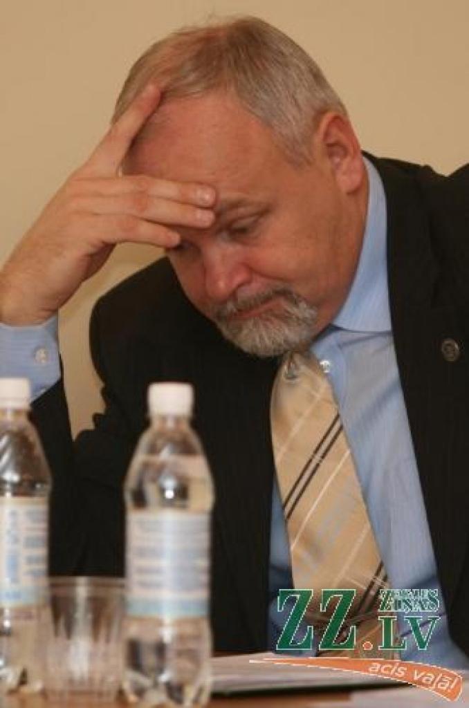 Kāds bijis pamats pašvaldības izpilddirektora Gunāra Kurloviča un mēra Andra Rāviņa apgalvojumiem, ka lēmumprojekts par izmaiņām aģentūras «Zemgales INFO» nolikumā saskaņots Reģionālās attīstības un pašvaldību lietu ministrijā, pagaidām tā arī nav skaidrs.
Autors: Agris Samcovs.