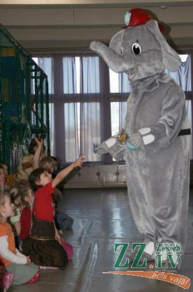 Zilonītis Baltiņš demonstrē sveces un rosina neiegādāties tādas, kas rotātas ar kaltētām lapām, jo tās var viegli uzliesmot.
Autors: Lāsma Antoneviča.