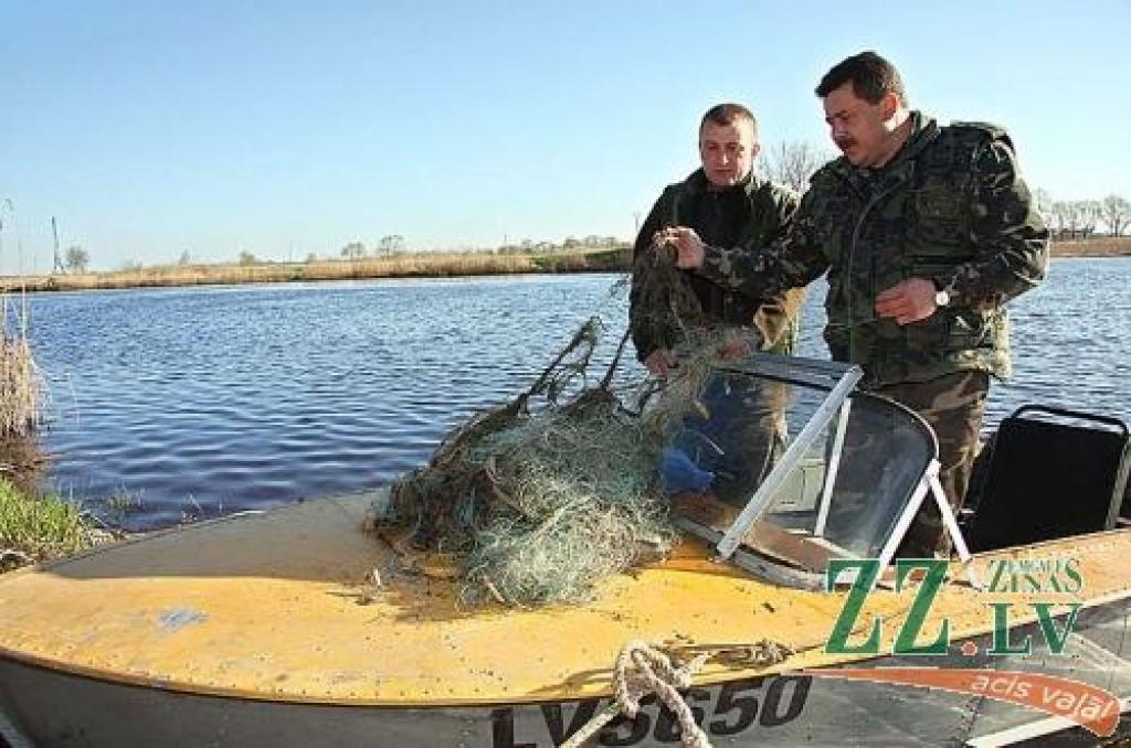 Šomēnes Jelgavas rajonā Jurijs Skribāns (no labās) un inspektors Aigars Ostrovskis atklājuši un konfiscējuši divu pārkāpēju Lielupē izliktos tīklus. Vainīgie par to saņems pelnītos sodus.
Autors: Krišjānis Grantiņš.