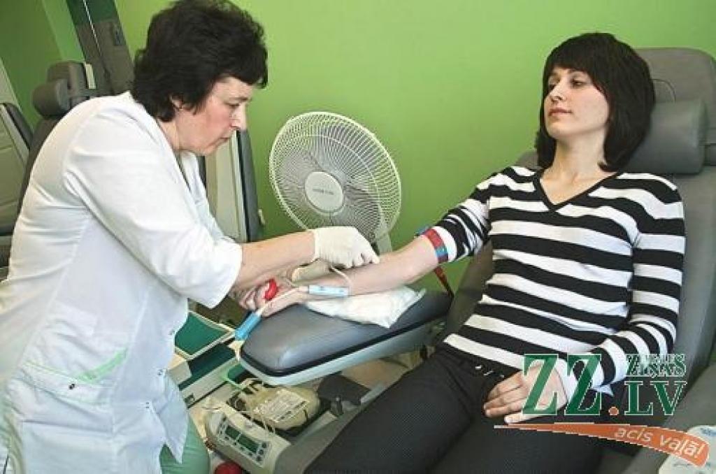 Asinis nodod AAS «Balta» Jelgavas filiāles darbiniece Viktorija Bakaja. Pa kreisi – medmāsa Rita Orņika.
Autors: Agris Samcovs.
