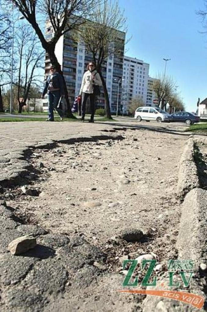 Simtiem jelgavnieku ik dienu ceļš uz staciju jāmēro pa bedrainu ietvi gar Pasta ielu. «Pilsētsaimniecība» sola to salabot līdz jūnija vidum.
Autors: Agris Samcovs.