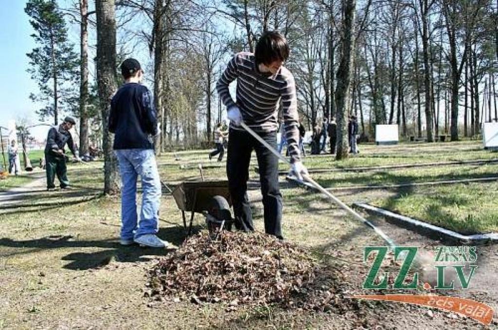 Jelgavas 5.vidusskolas 8.a klases skolēniem talka šajā vietā kļuvusi par tradīciju.
Autors: Agris Samcovs.