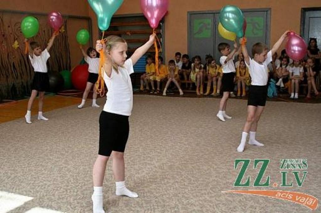 Ar baloniem vingro jaunākās grupas - 1.klases - skolēni.
Autors: Agris Samcovs.
