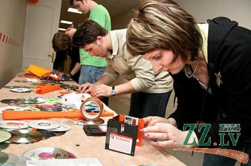 Digitālā māksla - pasniedzēja Ilona Odziņa (priekšplānā) un studenti no datoraksesuāriem gatavo dažādus interesantus veidojumus.
Autors: Agris Samcovs.