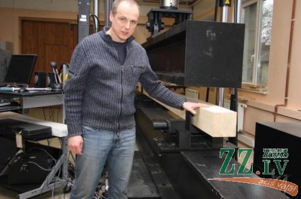 MeKA Testēšanas laboratorijas vadītājs Kārlis Būmanis demonstrē testēšanas aprīkojumu.
Autors: Krišjānis Grantiņš.