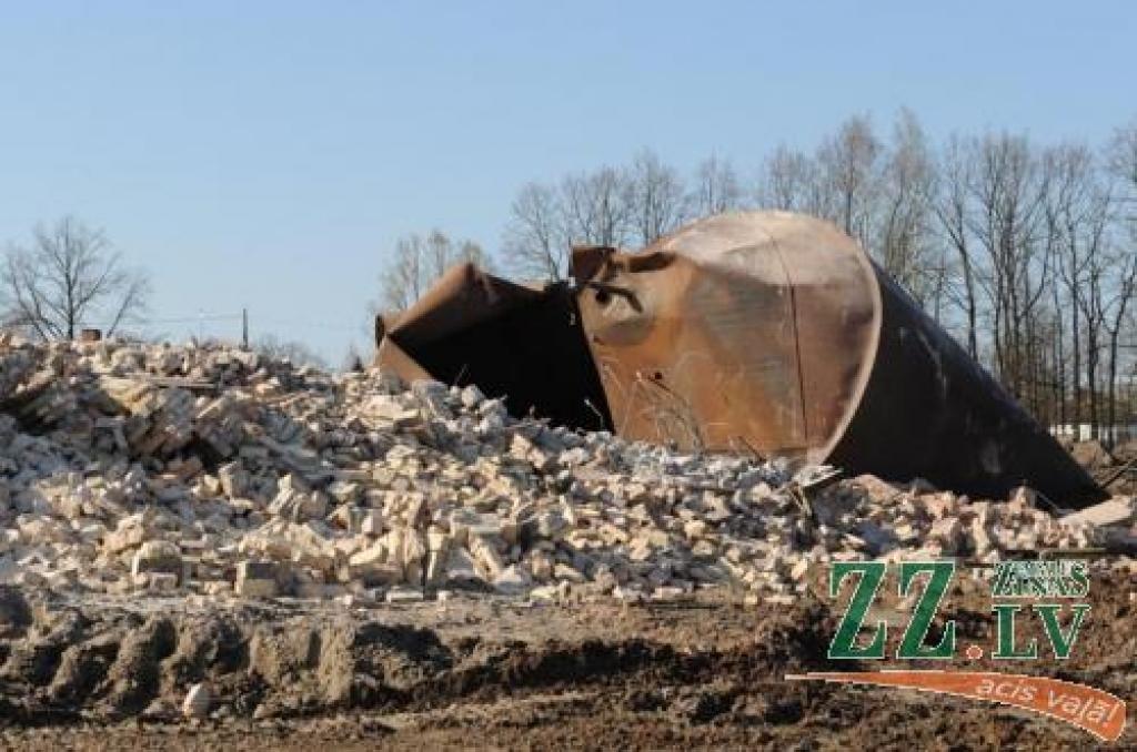 Vairāk nekā 60 metrus augstais ūdenstornis savulaik tika uzcelts nolūkā nodrošināt atbilstošu ūdens spiedienu Pārlielupē izvietotajām Latvijas Lauksaimniecības universitātes ēkām, taču tas nojaukts, tā arī ne reizes nesācis darboties.
Autors: Inga Karlinska.