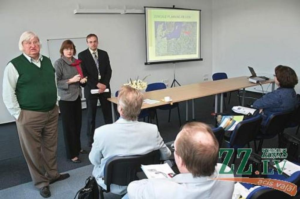 Hannu Vesa uzklausa tikšanās laikā sniegto informāciju par Jelgavu.
Autors: Agris Samcovs.