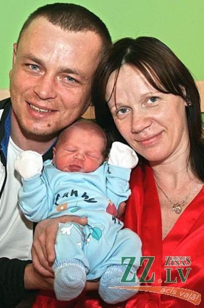 Mārīte Ceple un Andis Baltalksnis ar tikko dzimušo dēliņu.
Autors: Agris Samcovs.
