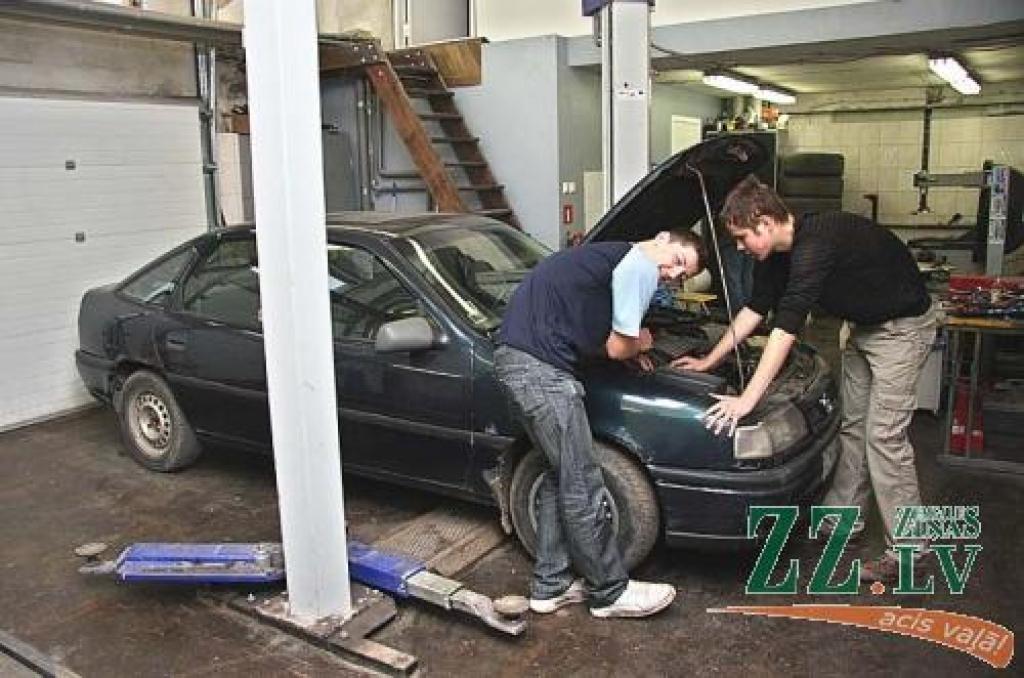 Darbnīcā tiek izmēģinātas jaunās autodiagnostikas un citas iekārtas.
Autors: Krišjānis Grantiņš.