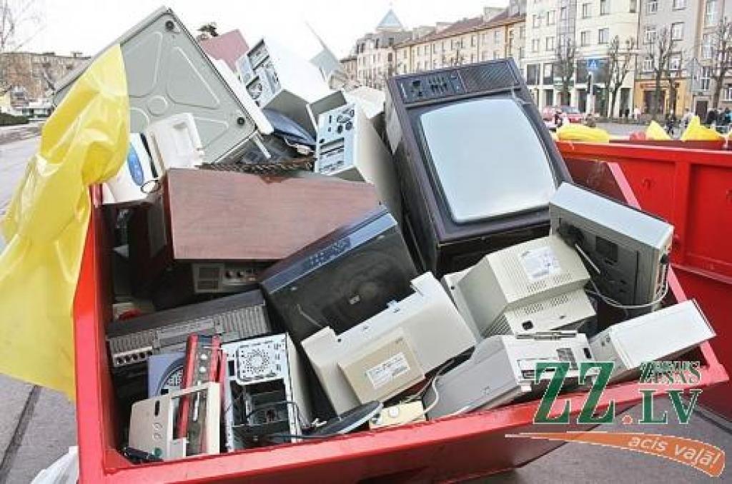 Viens no konteineriem, kurā savietota nolietotā un iedzīvotājiem vairs nevajadzīgā tehnika.
Autors: Agris Samcovs.