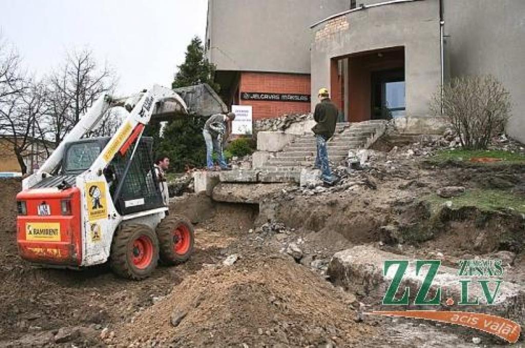 Jaunajām kāpnēm uz Jelgavas Mākslas skolas centrālo ieeju vajadzētu būt pabeigtām jūnijā.
Autors: Agris Samcovs.