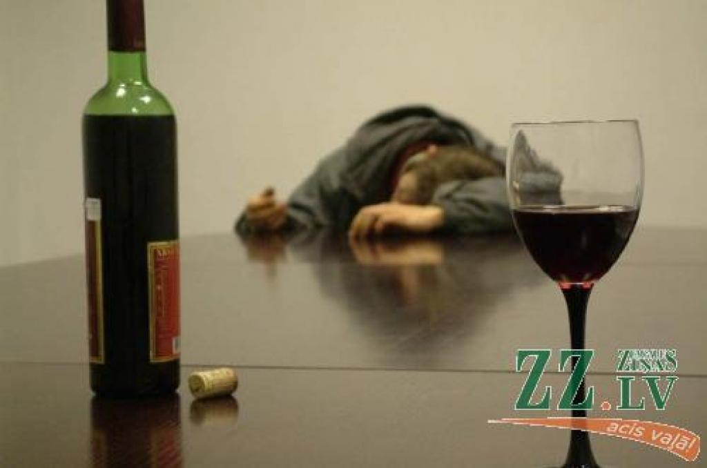 Aizliegumu tirgot alkoholu pēc pulksten 22 speciālisti vērtē dažādi - gan kā ilgtermiņa ieguldījumu, gan arī kā pasākumu, kas cilvēku nodzeršanos neietekmē.
Autors: No «Ziņu» arhīva.