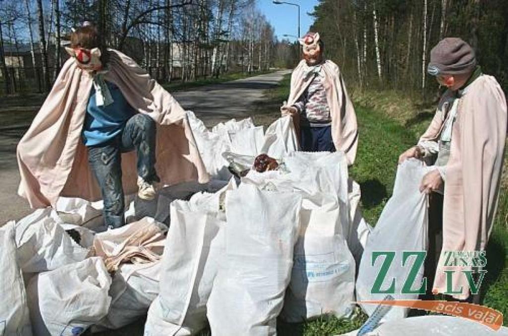 Talcinieki ar atkritumiem piepildīja turpat 50 maisus.
Autors: Agris Samcovs.