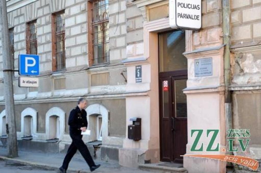 Jelgavas policisti šogad izpelnījušies Valsts policijas priekšnieka Alda Lieljukša atzinību nelegālā alkohola, narkotisko un psihotropo vielu apkarošanas jomā.
Autors: Inga Karlinska.