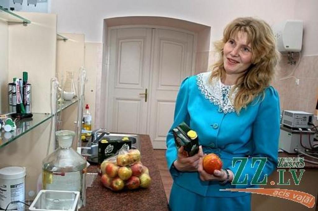 Zinātniece Solvita Kampuse atgādina, ka vairāk C vitamīna ir nevis dienvidos, bet gan pie mums, ziemeļos, audzētajās upenēs, ābolos un citos augļos. Salīdzinājumā ar vāciešiem, latvieši sulas lietojot piecas reizes mazāk, bet nākotnē situācija varētu mainīties.
Autors: Krišjānis Grantiņš.