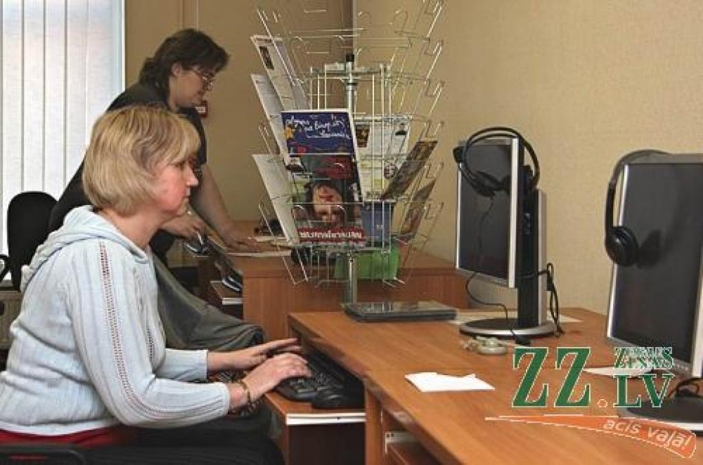 Nedēļas svarīgākais notikums ir jauno datoru uzstādīšana. No pirmdienas Jelgavas zinātniskās bibliotēkas apmeklētāji var izmantot 12 jaunus datorus, bet tās filiālēs – vēl 24.
Autors: Krišjānis Grantiņš.