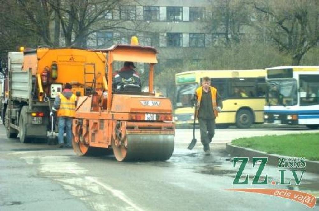 Bedru labošana slapjā laikā ir vislabākā «garantija», ka strādniekiem pēc salīdzinoši neilga laika strādniekiem tajā pašā vietā būs jāatgriežas vēlreiz.
Autors: Aigars Ieviņš.