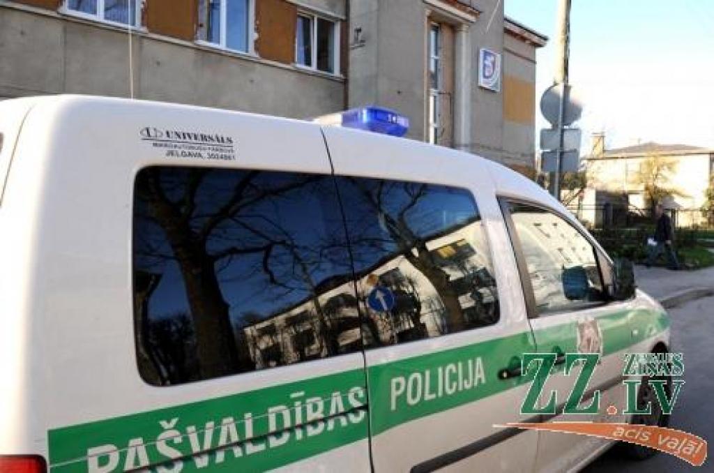 Pašvaldības policijas transporta parks tuvākajā laikā varētu papildināties ar divriteņu braucamajiem - skūteriem.
Autors: Inga Karlinska.