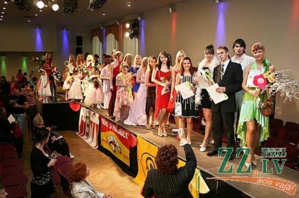 Uz skatuves - visi konkursa «Jelgavas Topmodelis 2008» finālisti.
Autors: Agris Samcovs.