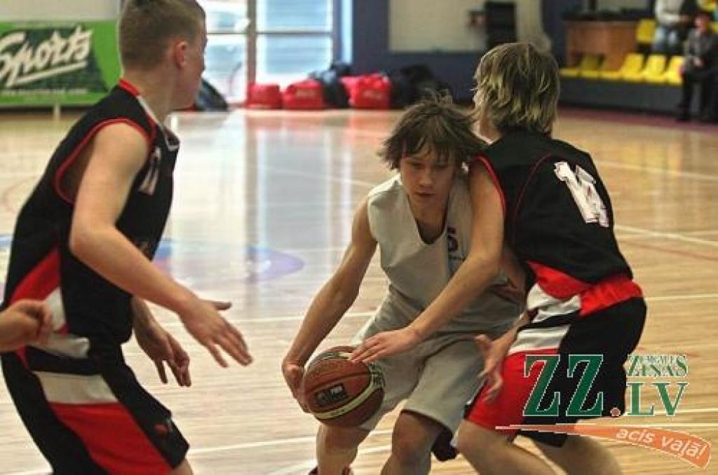 Finālspēlē pretinieku aizsardzību cenšas pārraut Kaspars Kalniņš.
Autors: Agris Samcovs.