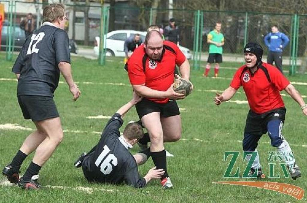 Jelgavas regbistu komanda (sarkanajos tērpos) savā debijas turnīrā spēlē pret «Rīgas tiltiem».
Autors: Agris Samcovs.