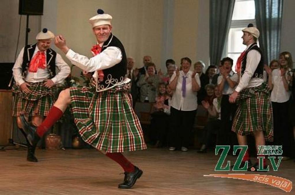 Muzikālu priekšnesumu sniedz PTF 1995.gada absolventi - deja «Zilais karbunkulis».
Autors: Agris Samcovs.