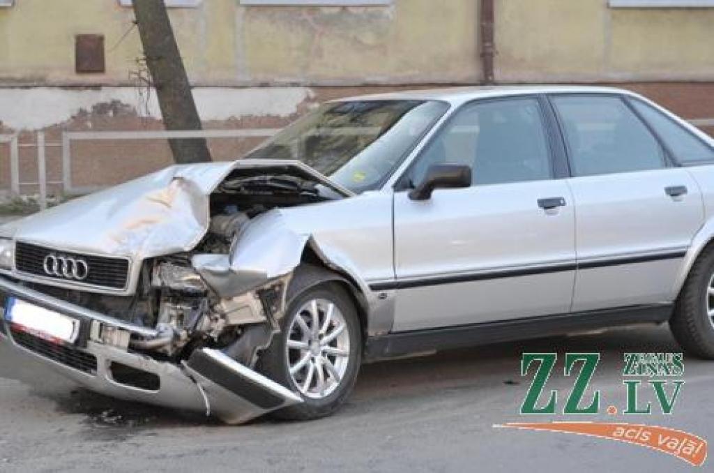 «Audi» ātrums bijis diezgan ievērojams, par ko liecina sadursmes rezultātā radušies bojājumi.
Autors: Inga Karlinska.
