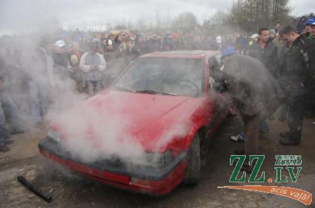 Mēģinājumi «nokaut» motoru beidzās neveiksmīgi, un bija jāķeras pie «Hondas» dauzīšanas ar āmuru...
Autors: Krišjānis Grantiņš.