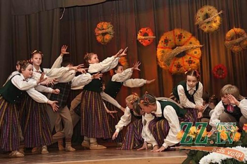 Dejo Glūdas pamatskolas tautas deju kolektīvs.
Autors: Krišjānis Grantiņš.