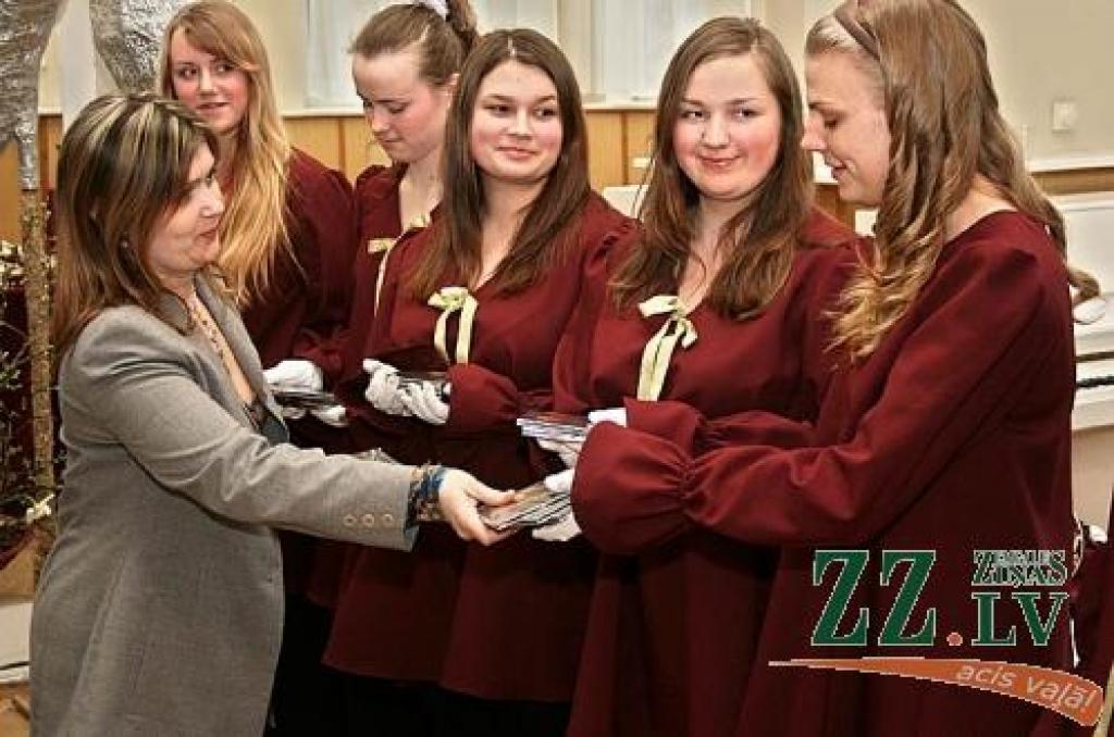 «Jundas» direktores vietniece Inga Jansone jauniznākušo disku vispirms pasniedz zvanu ansambļa meitenēm.
Autors: Agris Samcovs.