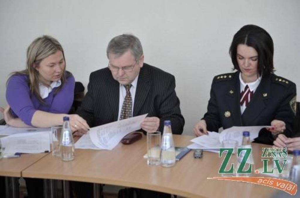 Valsts policijas priekšnieks Aldis Liejuksis, viņa padomniece Ilze Ruķere (pa kreisi) un Jelgavas pilsētas un rajona Policijas pārvaldes priekšnieka palīdze Ieva Sietniece.
Autors: Inga Karlinska.