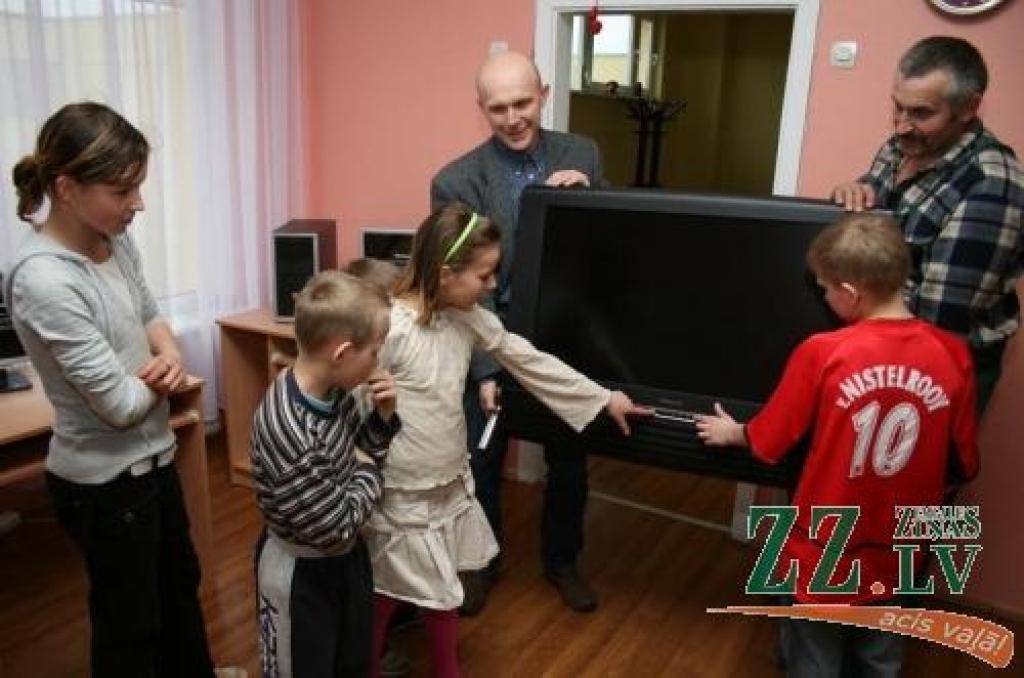 «Ar datoriem bērni grib draudzēties. Bet, lai apgūtu dāvatās elektroniskās spēles, mums pašiem vajadzēja IT speciālistu konsultāciju, » saka patversmes izpilddirektors Agris Strautnieks (pa kreisi).
Autors: Agris Samcovs.