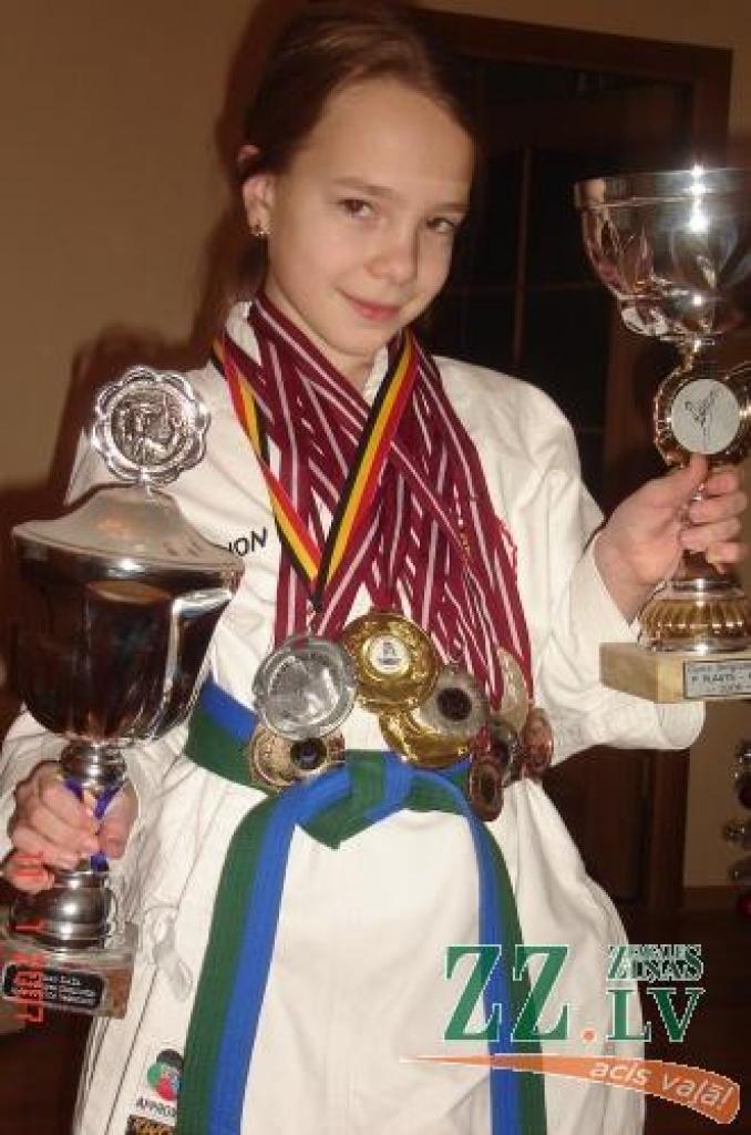 Jelgavas karatiste Marija Larisa Agafonova starptautiskajās sacensībās Rīgas Sporta manēžā izcīnīja piecas zelta medaļas.
Autors: No kluba arhīva.